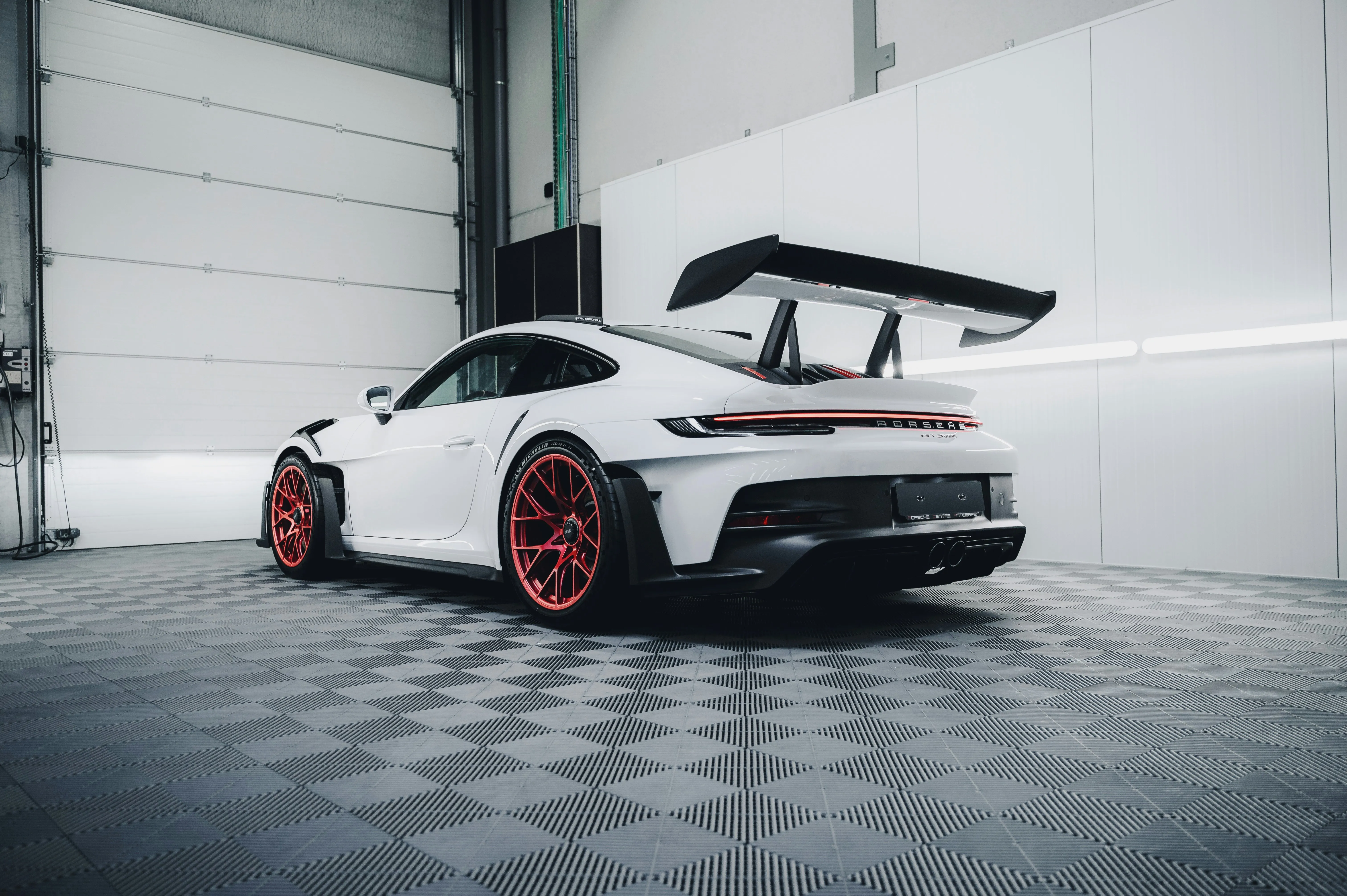 Białe Porsche 911 Turbo S w studiu detailingowym